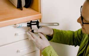 Kammerjäger bringt ein Mittel aus