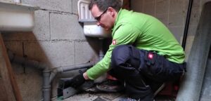 Kontrolle einer Köderbox zur Mäusebekämpfung in München